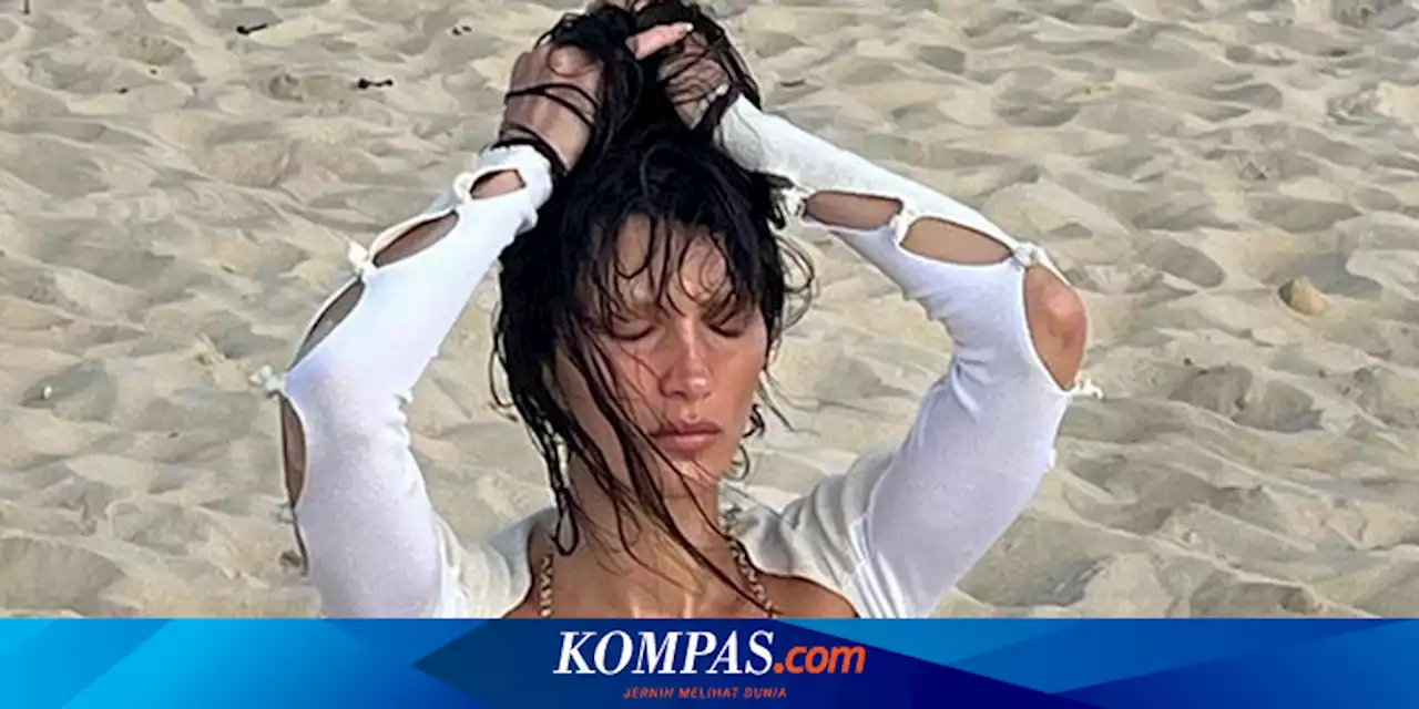 Saat Bella Hadid Berpose dengan Atasan Bikini Super Mini