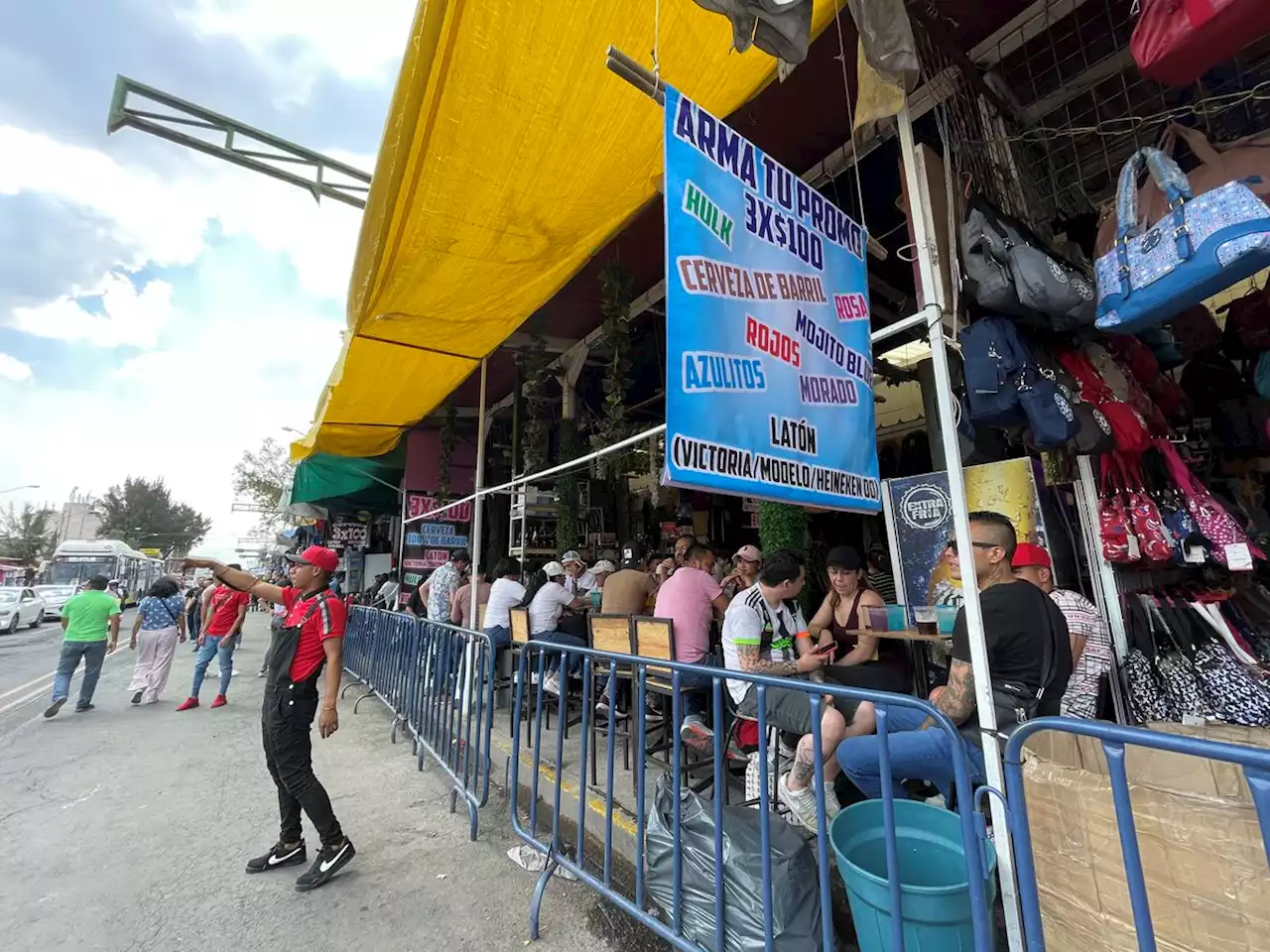 La Jornada: Chelerías proliferan en plena calle, sin control y con toda impunidad