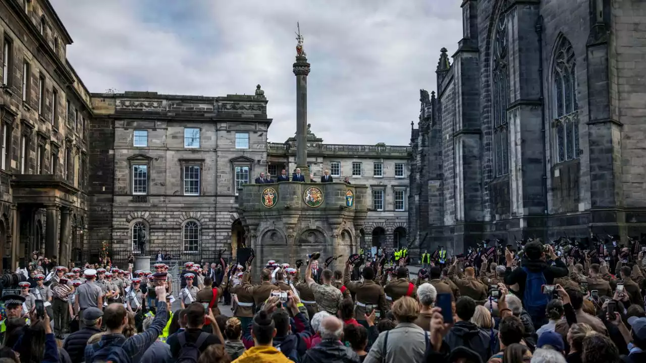 Edimburgo si prepara ad accogliere la regina Elisabetta II