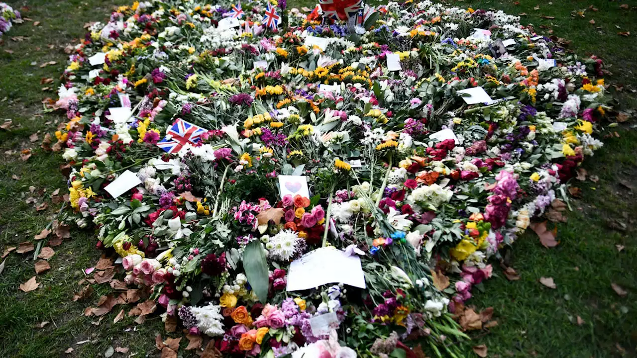 Well-wishers gather in Green Park to pay tribute to the Queen