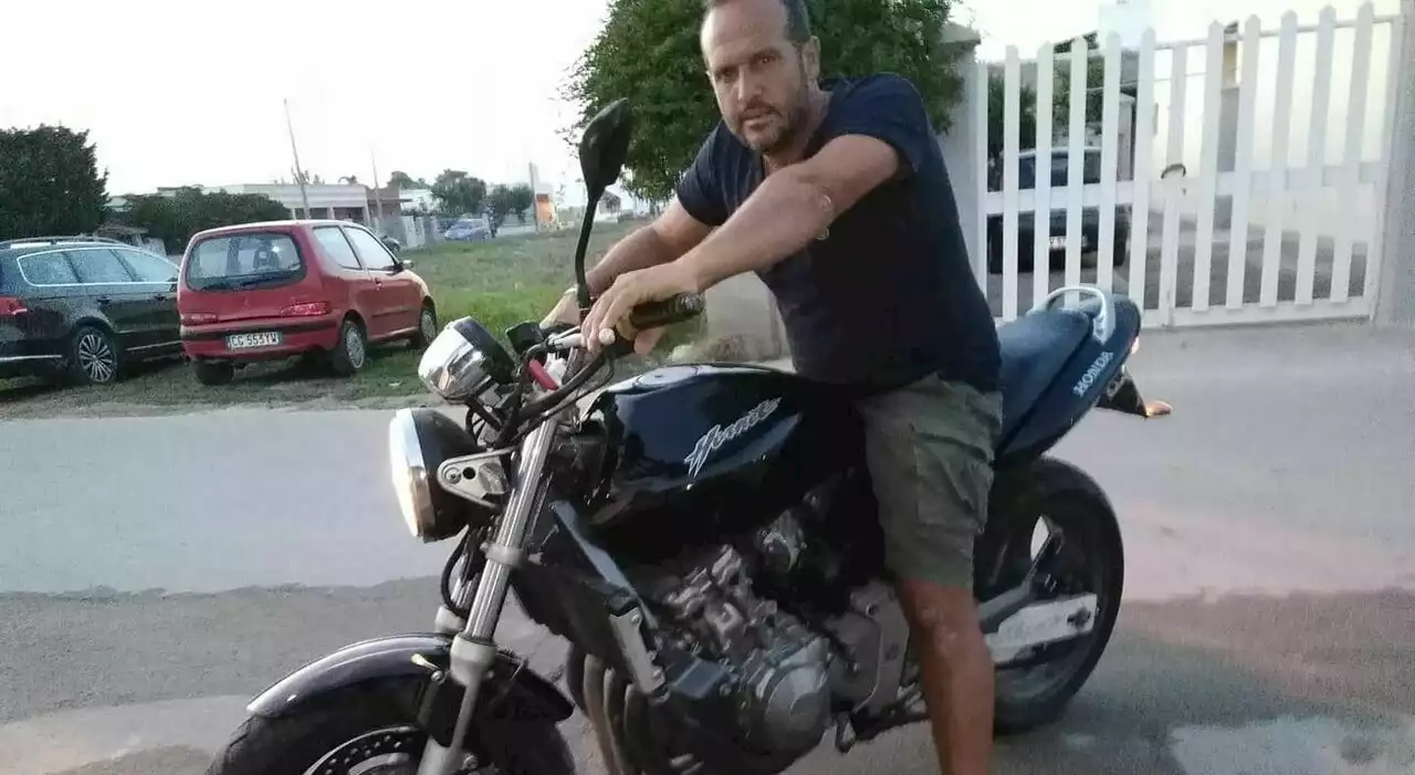 Cade in moto sulla rotatoria: morto Salvatore, era padre di due bimbe