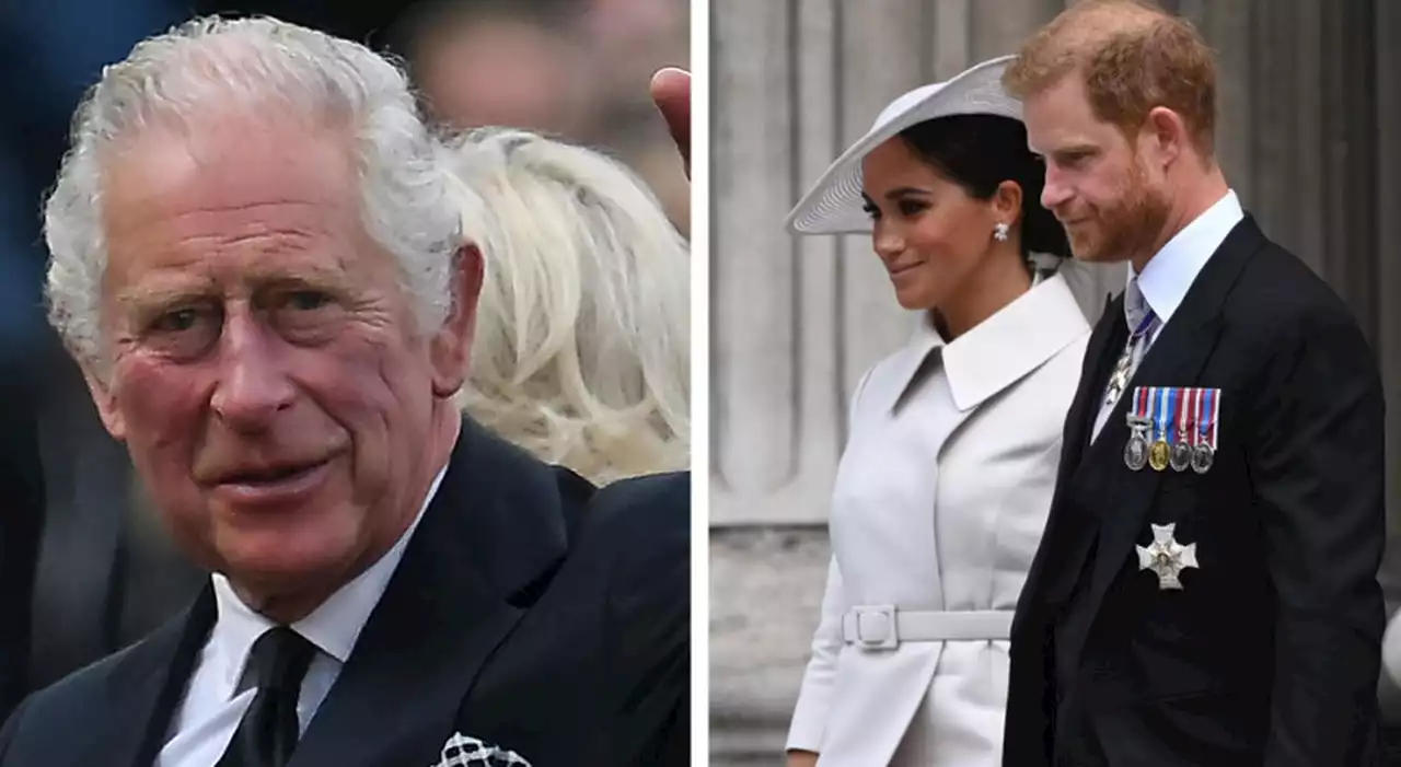 Re Carlo ha vietato a Harry di portare Meghan Markle a Balmoral dalla Regina: «Non è la benvenuta»