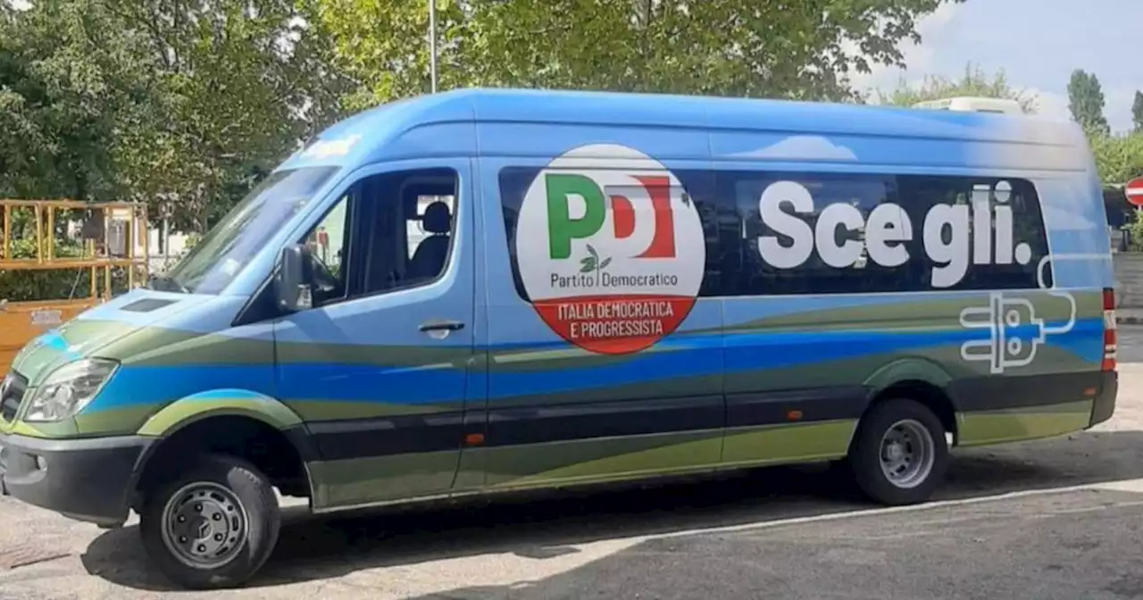 Enrico Letta, il bus elettrico si scarica e lo lascia a piedi: fallimento e imbarazzo