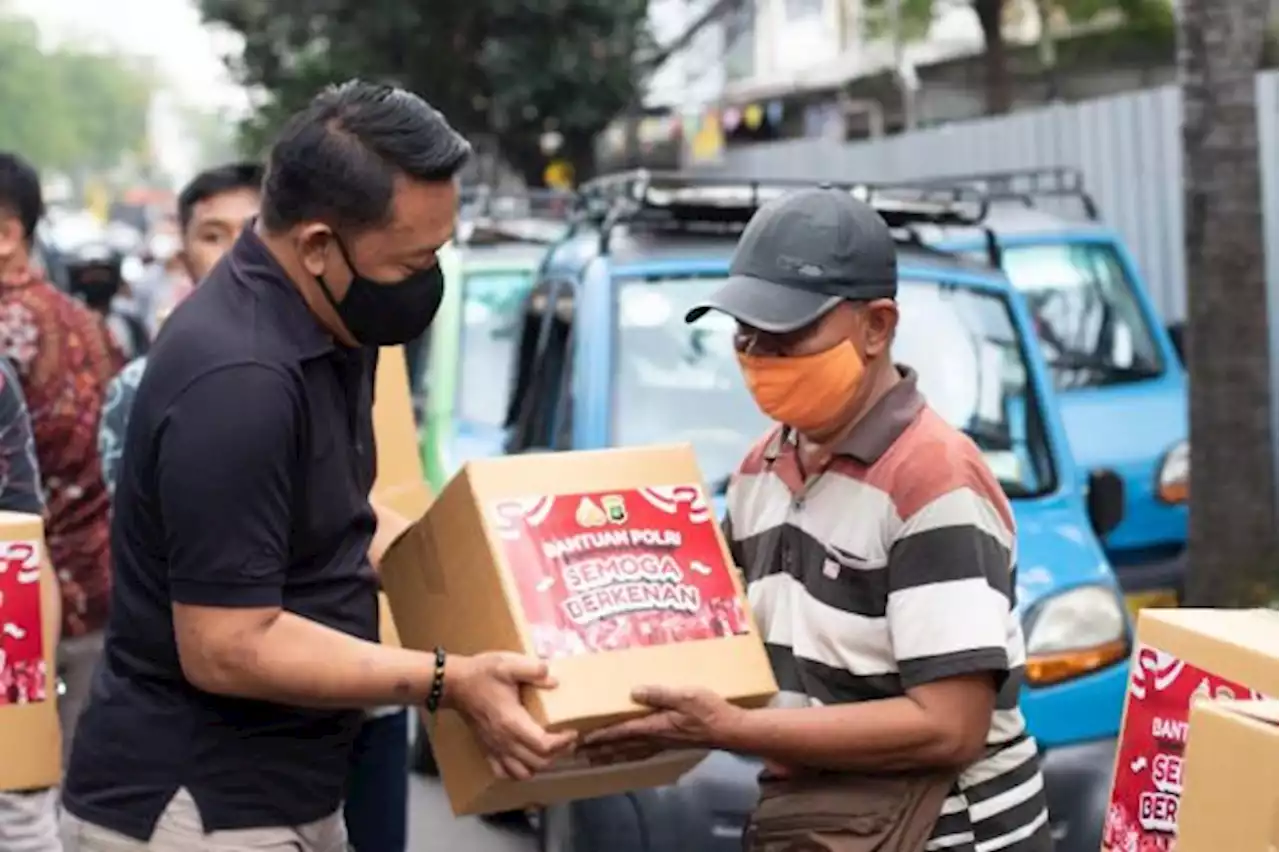 Ditkrimsus Polda Metro Salurkan Sembako untuk Ojol hingga Sopir Bajaj