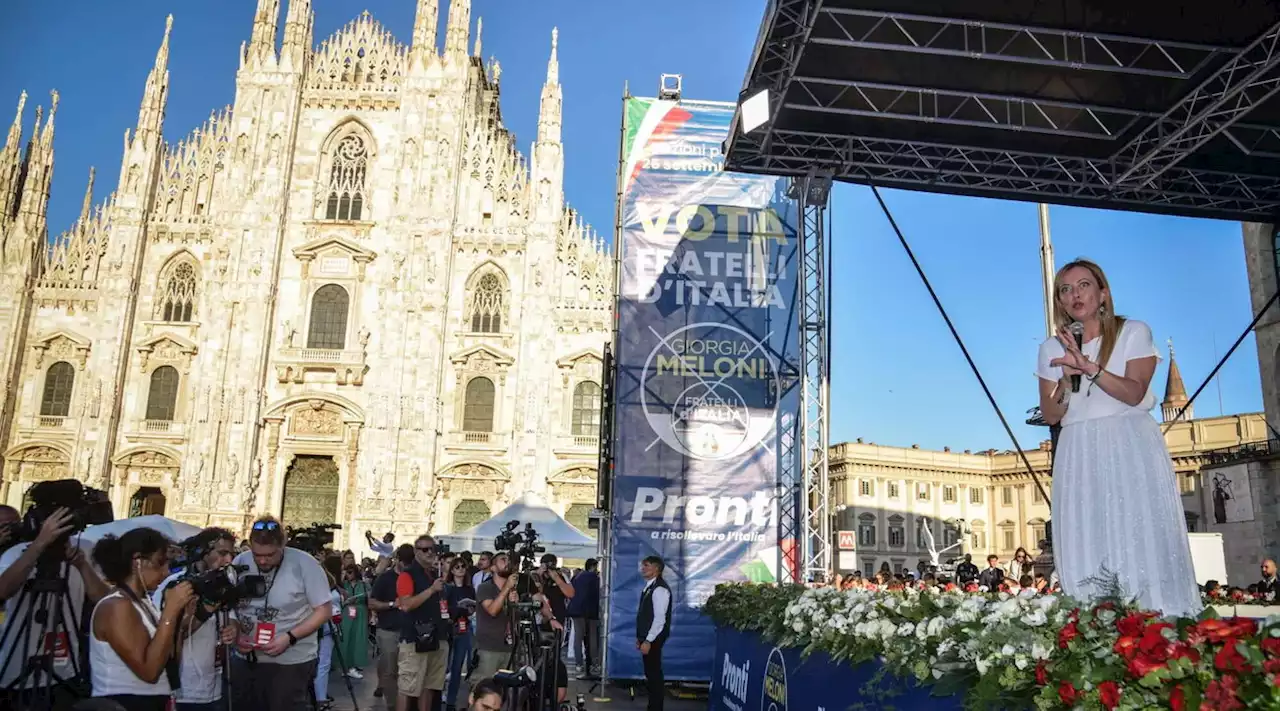 Giorgia Meloni a Milano, migliaia di militanti FdI radunati in piazza Duomo - Foto Tgcom24