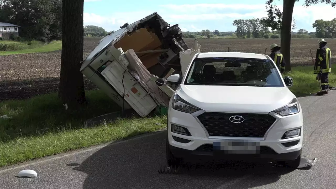 Frontal-Crash im Norden: Wohnwagen zerfetzt – zwei Verletzte