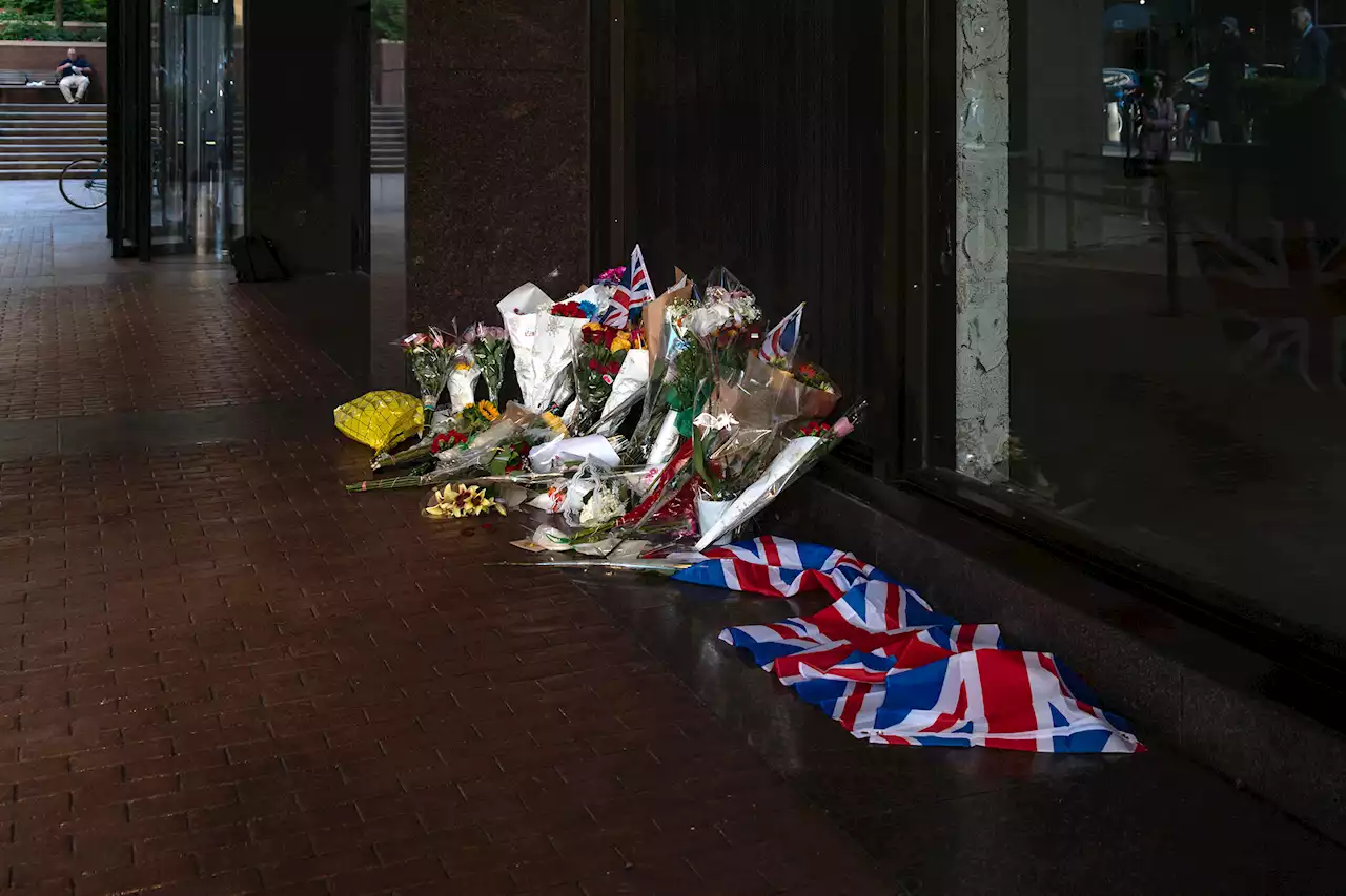 Mourners converge on shuttered NYC British consulate to honor Queen Elizabeth