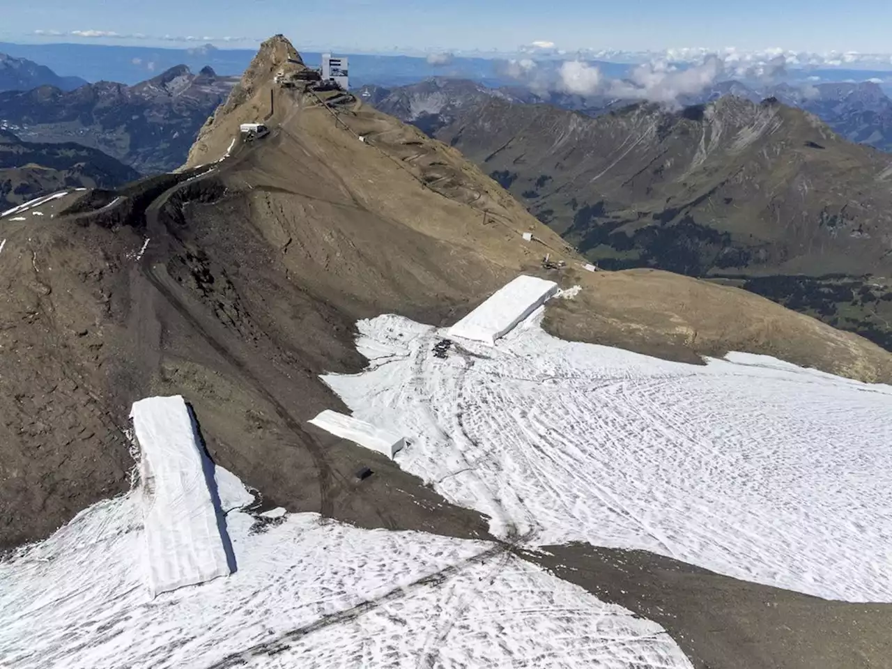 Rocky path revealed between Swiss glaciers in extreme melt season