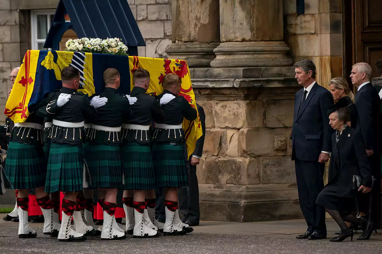 Princess Anne curtsies to late mom Queen Elizabeth’s coffin