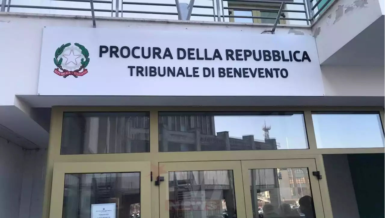 “Mio figlio in lacrime dopo le avance della prof. Così l’abbiamo fermata”