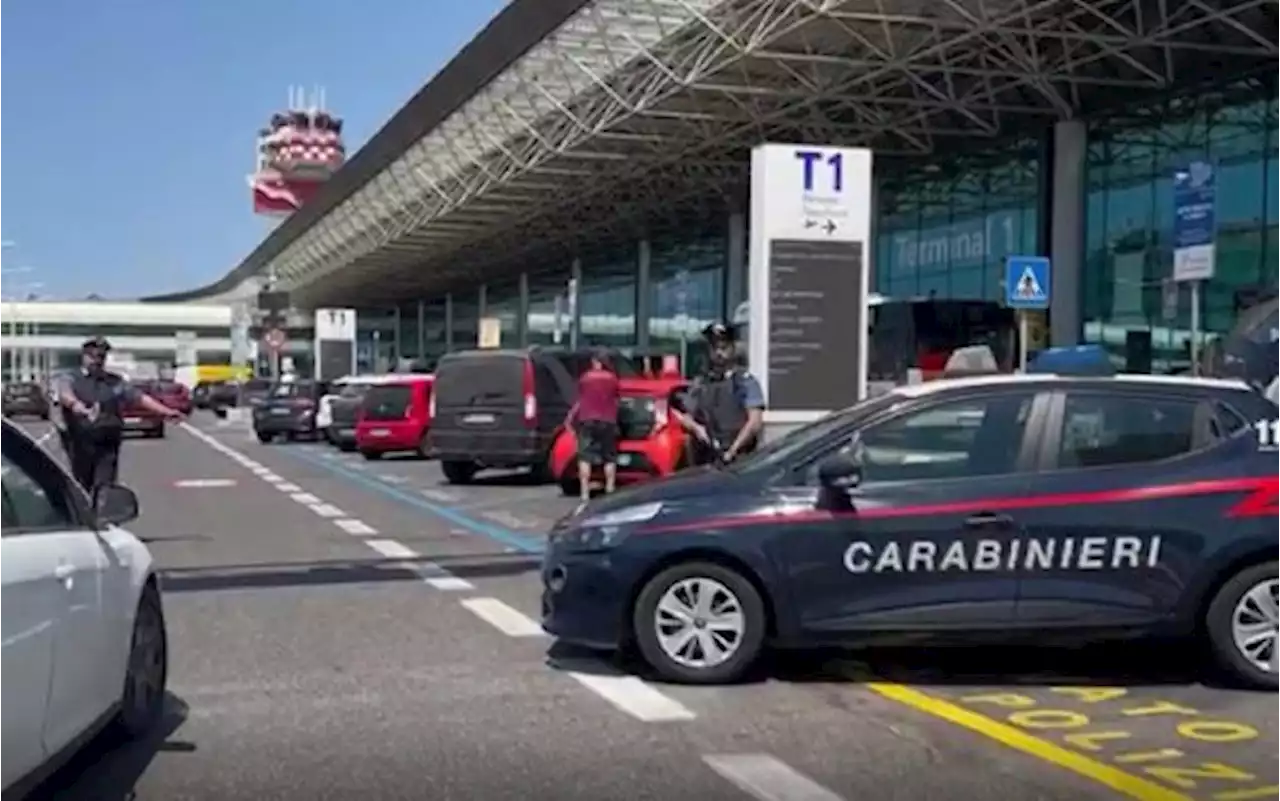 Controlli in aeroporto a Fiumicino, sanzionati 4 Ncc abusivi