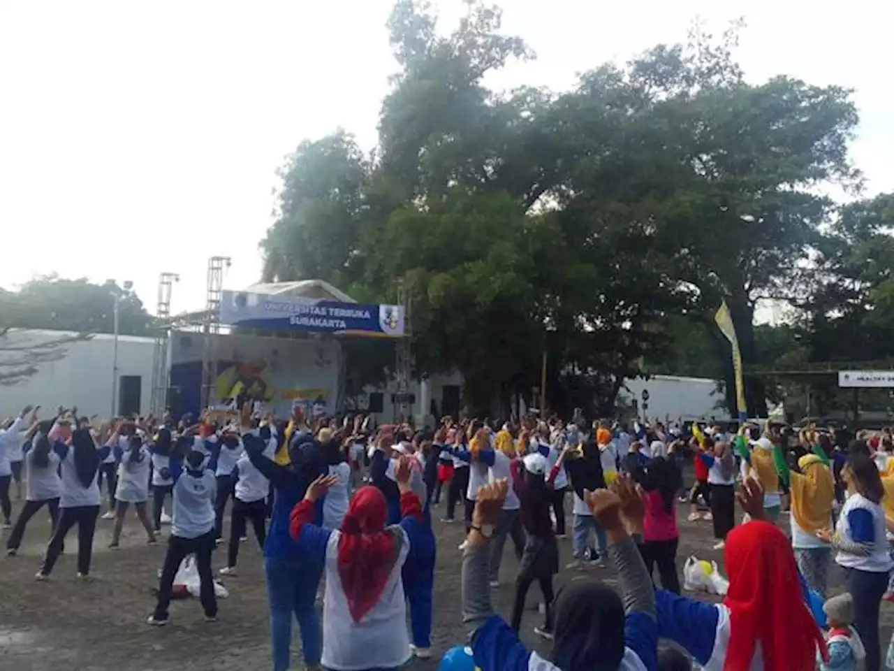 Cara Unik UT Surakarta Dekatkan Diri dengan Masyarakat lewat Senam Zumba