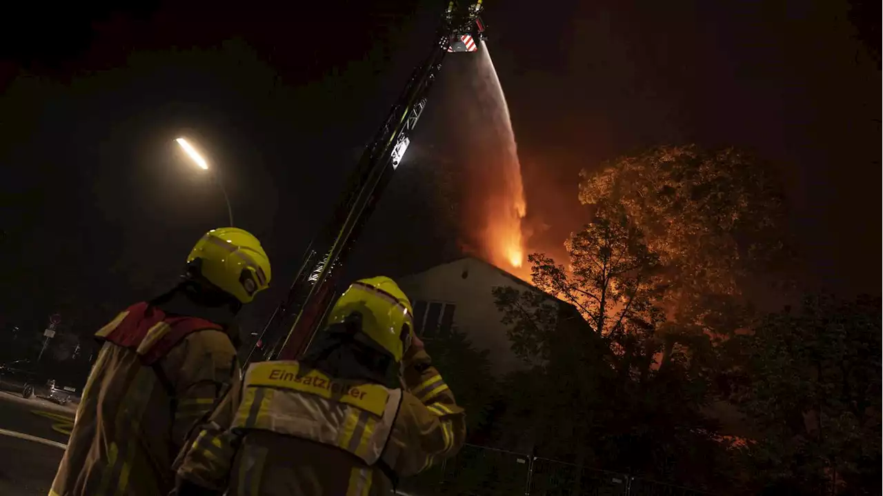 Großbrand in Berlin-Gesundbrunnen: Feuer im früheren jüdischen Altenheim unter Kontrolle