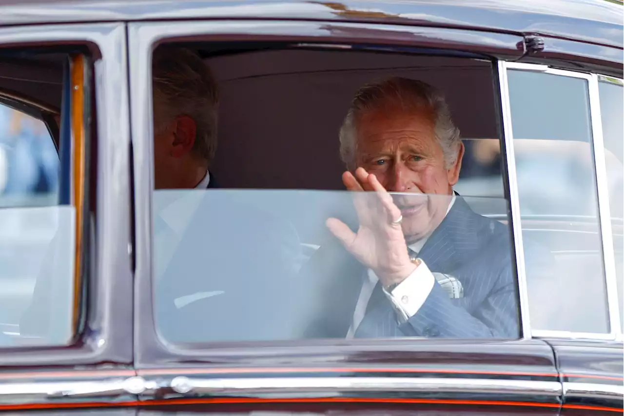 King Charles & Camilla wave to cheering crowds as they're driven in to Palace