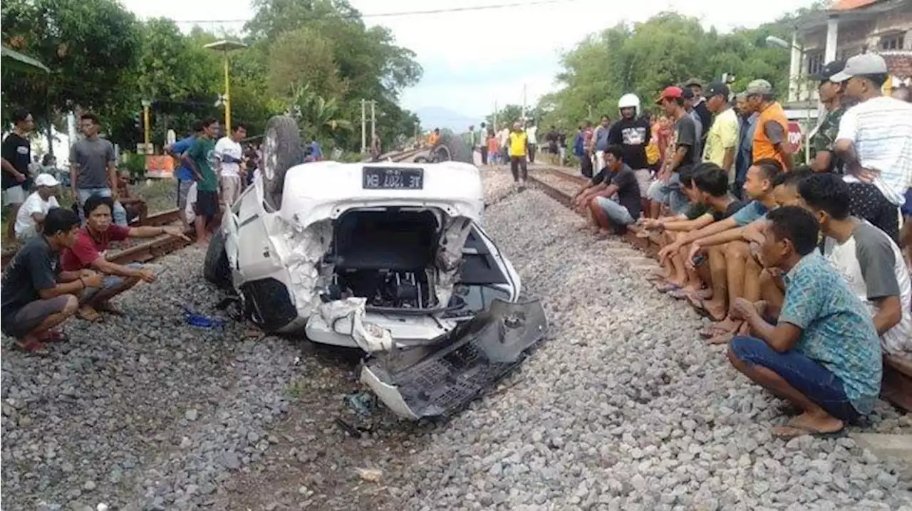 KA Brantas Terjang Mobil Agya Berhenti di Tengah Rel, Pengemudi sudah Diingatkan Jangan Melintas - Tribunnews.com