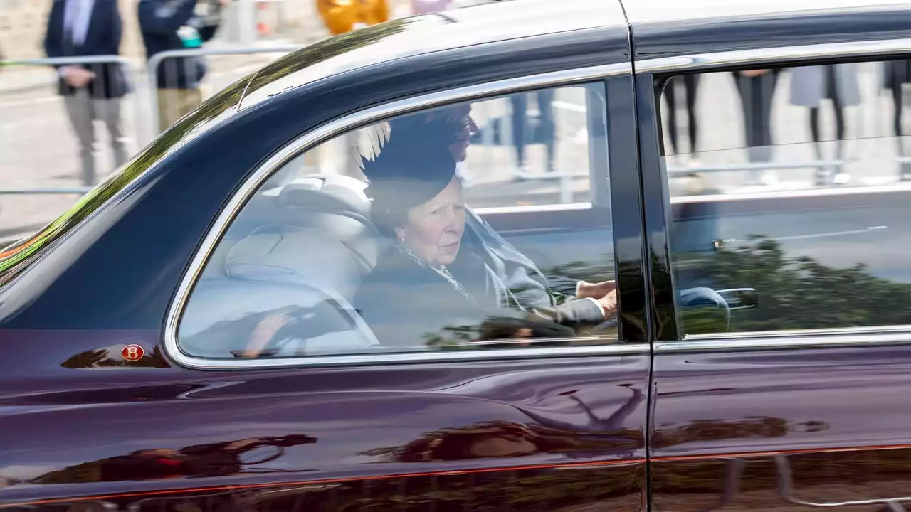 El viaje final de Isabel II: la princesa Ana acompaña el féretro desde Balmoral a Edimburgo