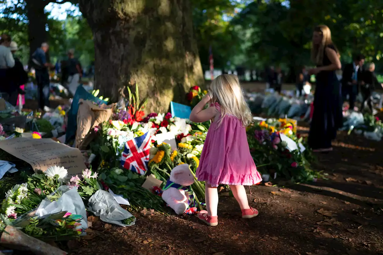 ‘Miss you,’ Queen Elizabeth: Tributes, teddy bears outside Buckingham Palace