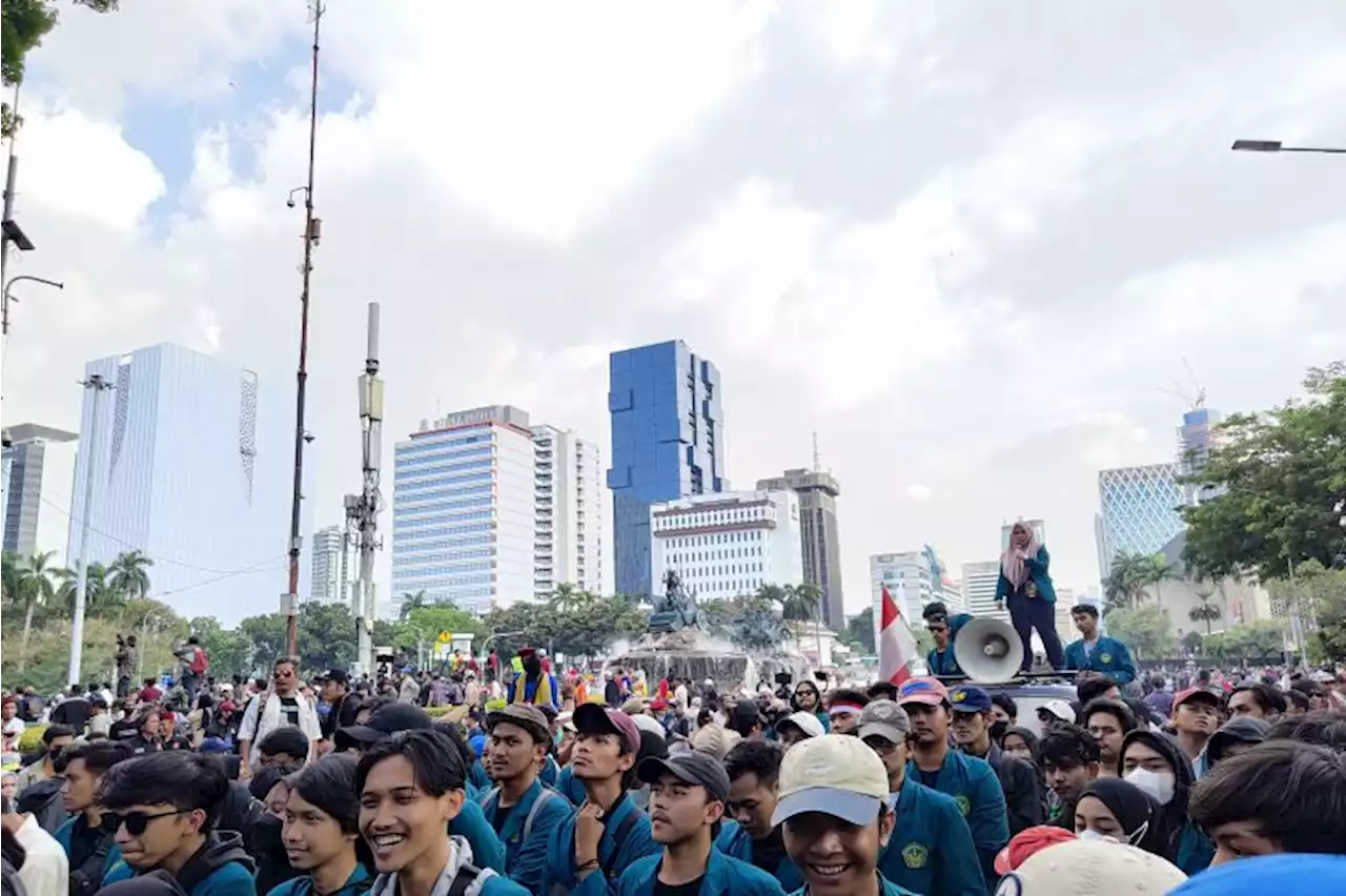 Pengunjuk rasa bubarkan diri di kawasan Monas diiringi Asmaul Husna