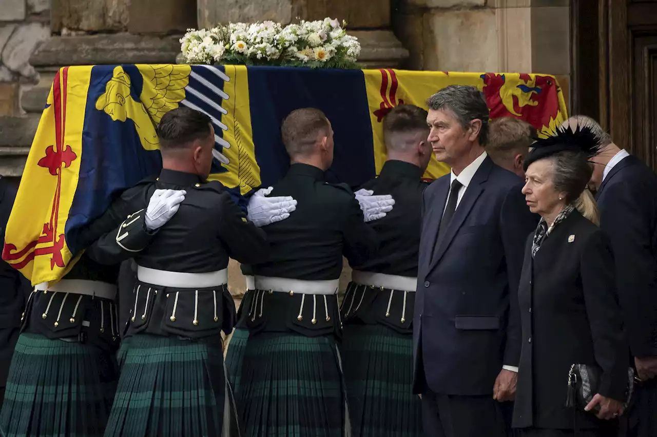 Public gets chance to view queen's coffin in Edinburgh