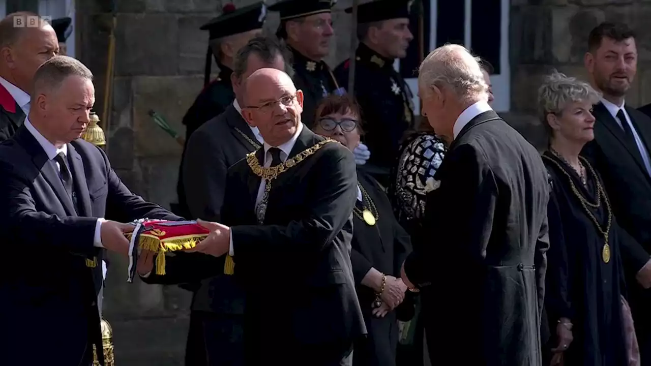 King Charles in Edinburgh to lead procession behind Queen's coffin - BBC News