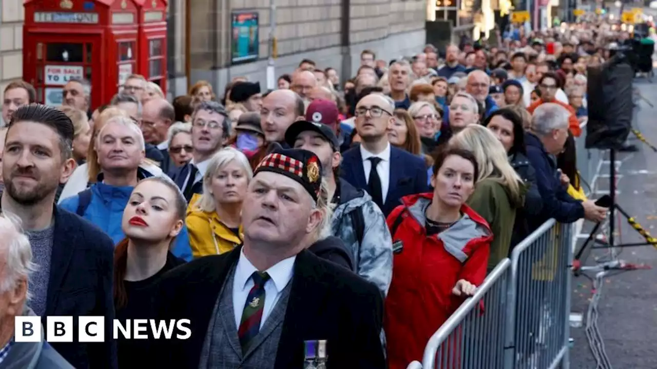 Mile-long queue of 20,000 to see Queen lying at rest