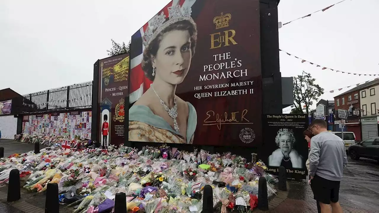 Queen Elizabeth II: Tributes at special sitting of Northern Ireland Assembly - BBC News