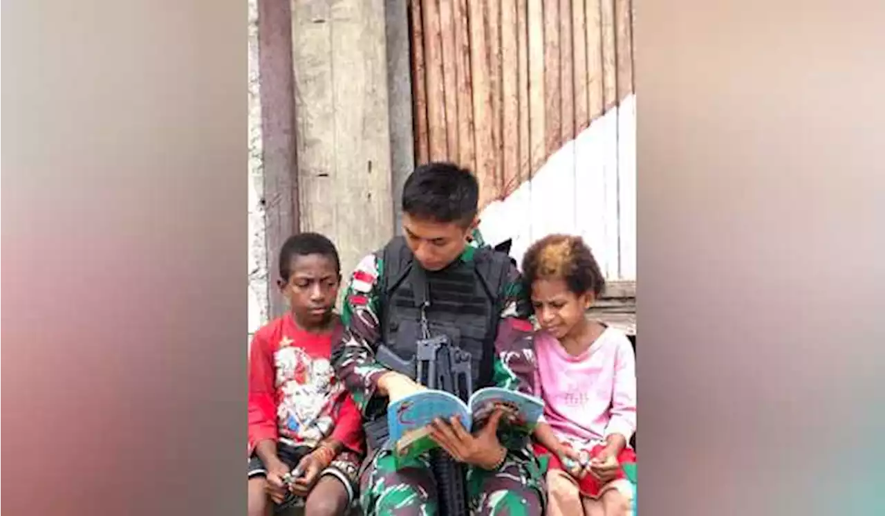 Satgas Yonif Bercerita dan Bagikan Buku ke Anak-anak Papua