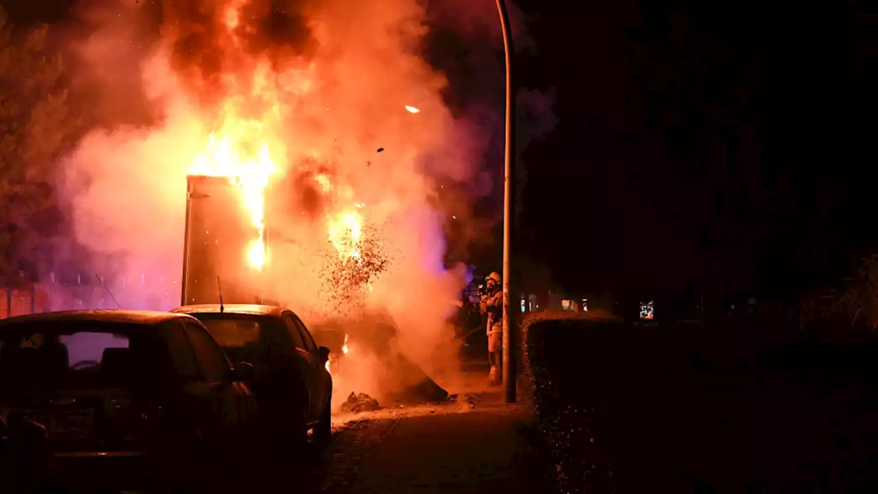 Brandstiftung in Lichtenberg: Lkw in Flammen