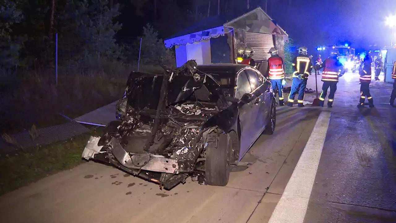 Lkw kippt um auf A13 – Auto kracht in Unfallstelle