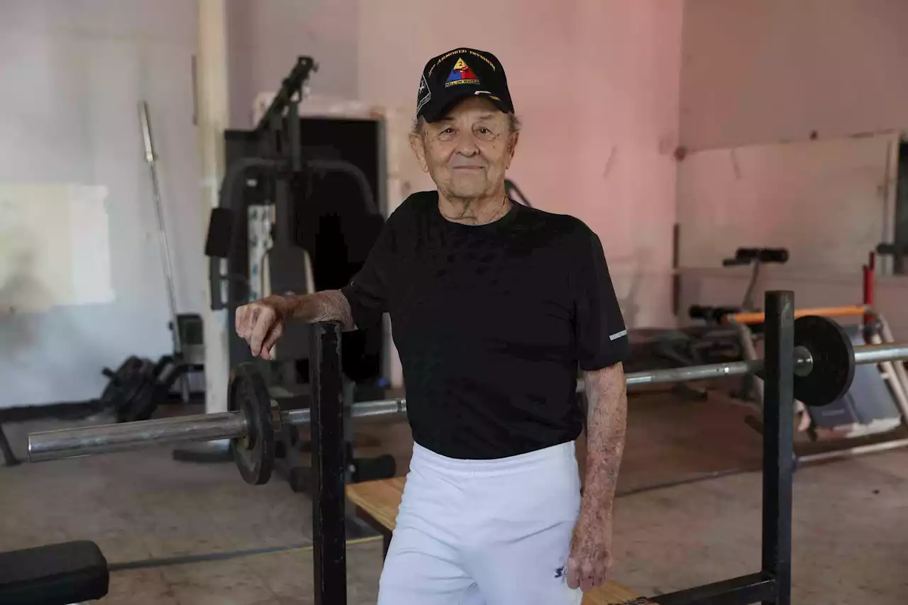 ‘Best little guy’: Octogenarian offers vehicle inspections, inspiration on the South Side