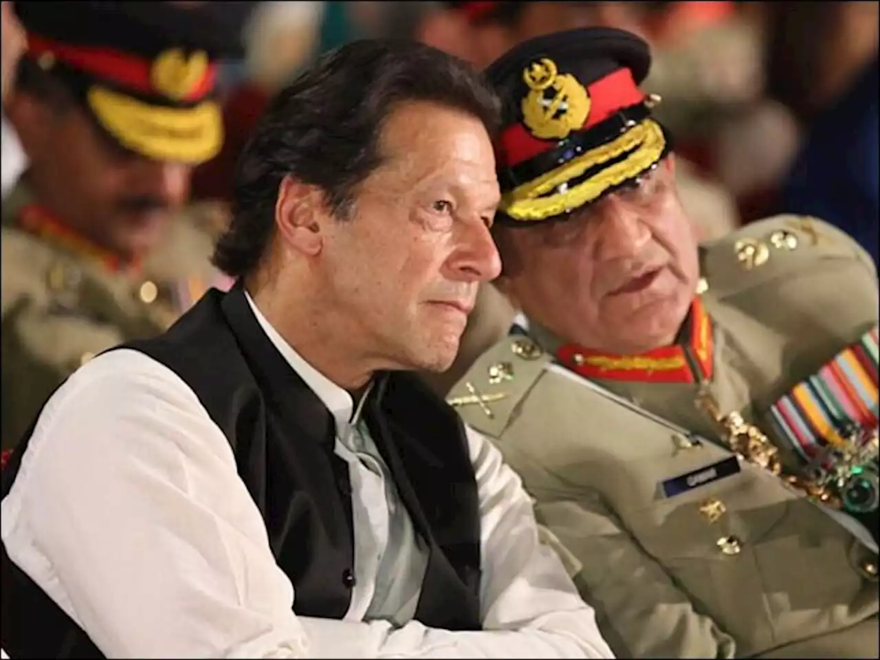 عمران خان نے جنرل قمر جاوید باجوہ کی مدت ملازمت میں توسیع کی تجویز پیش کردی - ایکسپریس اردو