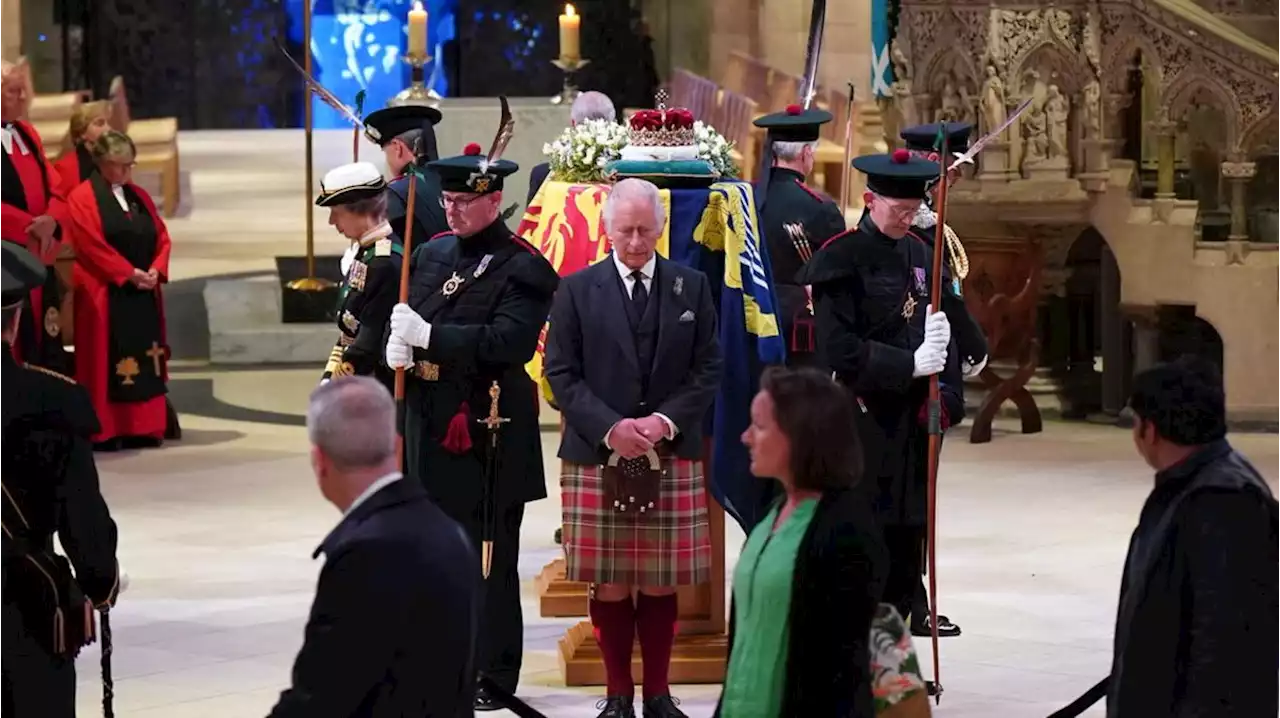 König Charles, Prinzessin Anne + Co. halten Wache: Ergreifende Tradition am Sarg von Queen Elizabeth