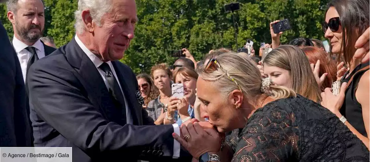 Charles III embrassé par une Britannique devant Buckingham Palace : que dit le protocole ? - Gala