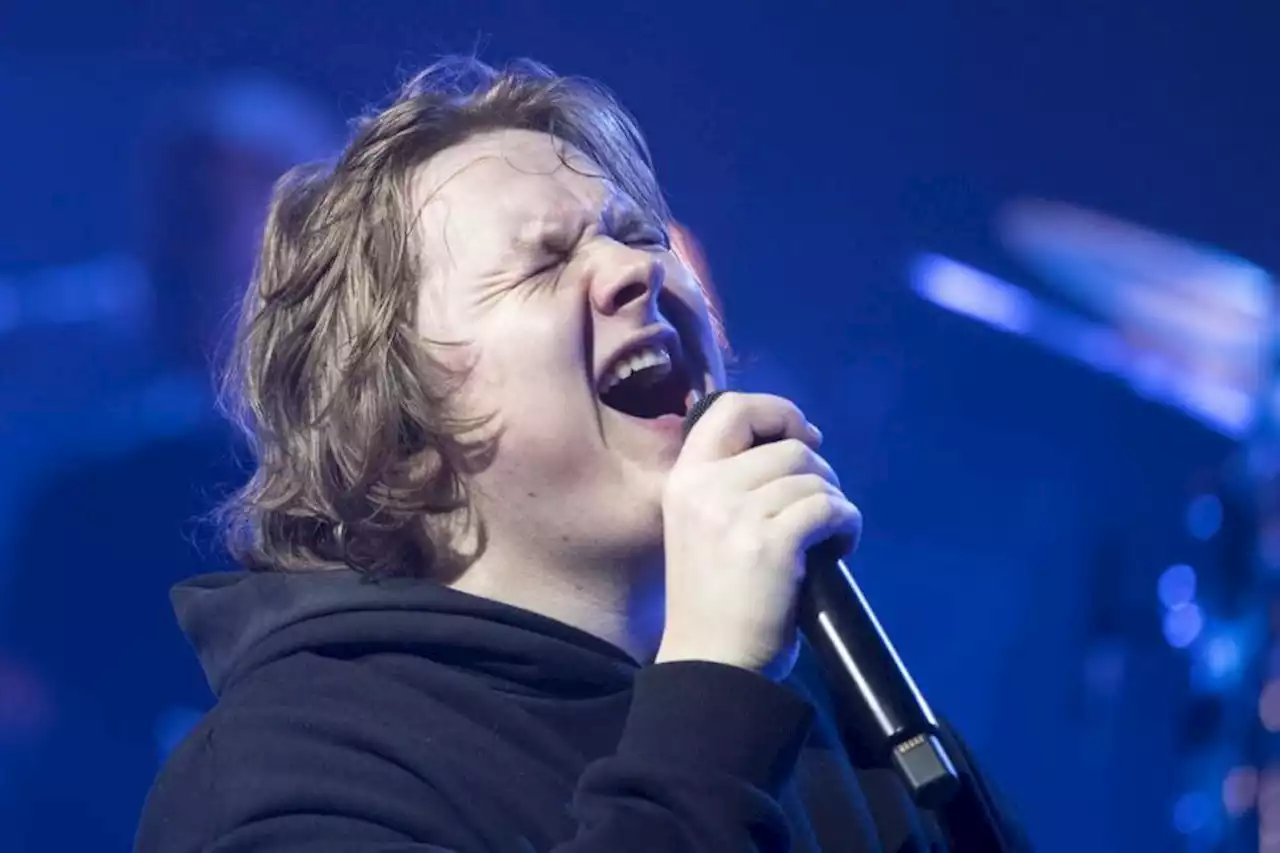 'I'm obsessed': Fans go wild as Lewis Capaldi recreates iconic music video