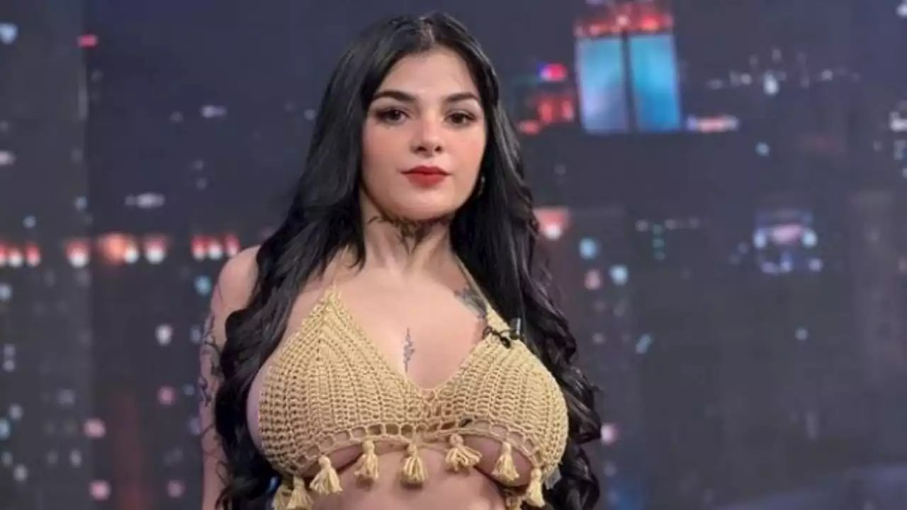 Karely Ruiz sube la temperatura con bikini blanco desde un yate