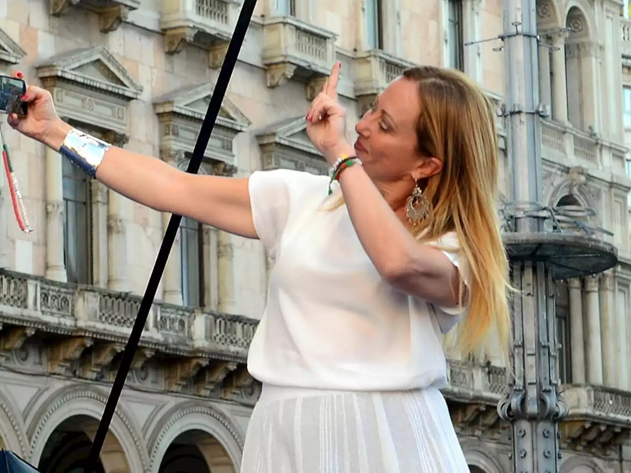 Meloni in piazza attacca la sinistra aggressiva: 'Senza di me non ha argomenti'