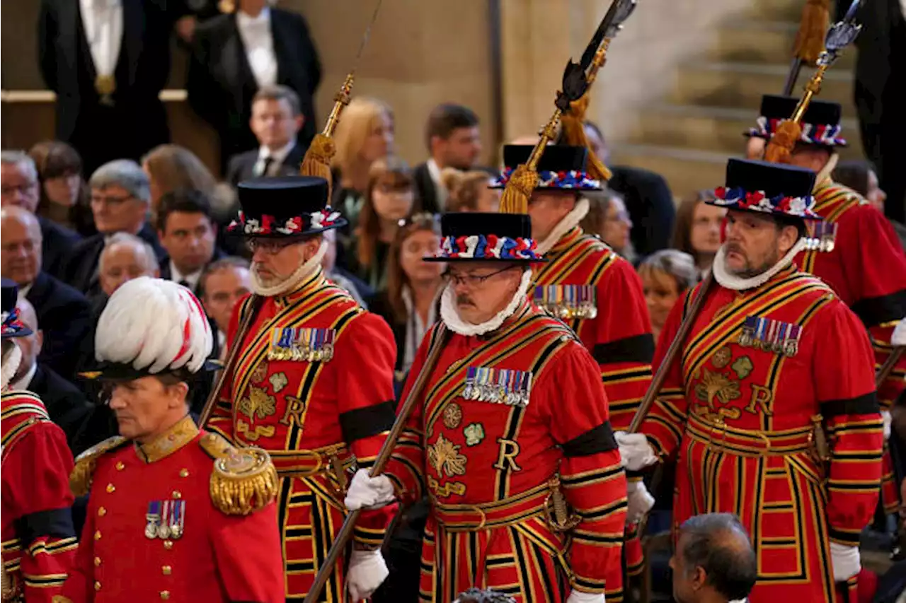 Public gets chance to view queen's coffin in Edinburgh