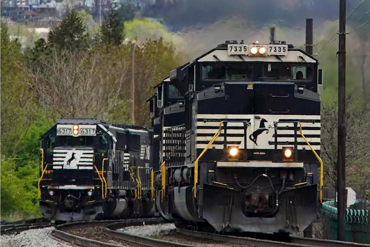 Pressure mounts on US railroads, unions to reach a deal