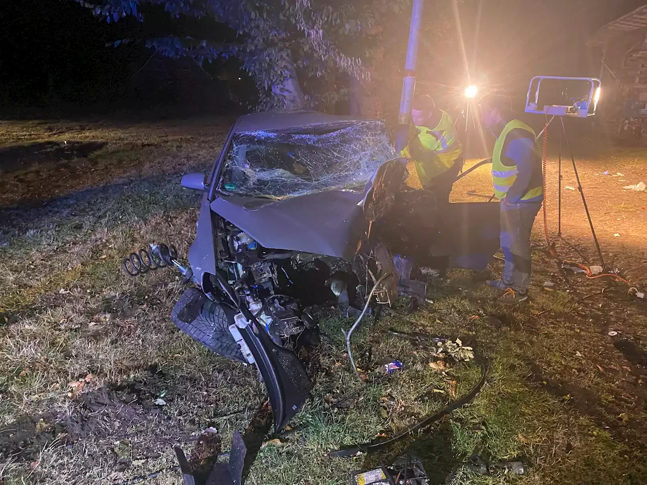 Erst gegen Baum dann gegen Mast – junger Autofahrer in Lebensgefahr