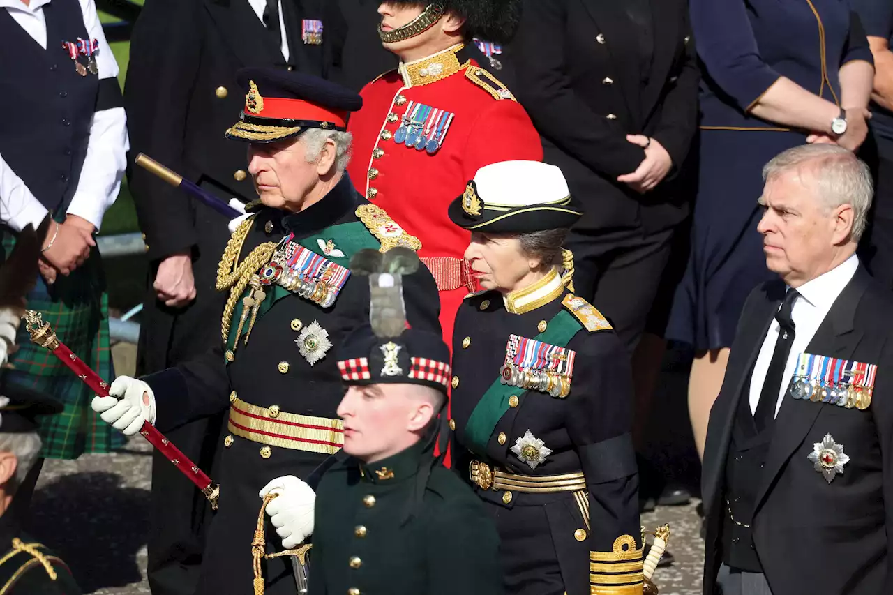 Queen Elizabeth's Children Escort Her Coffin to St. Giles' Cathedral in Emotional Procession