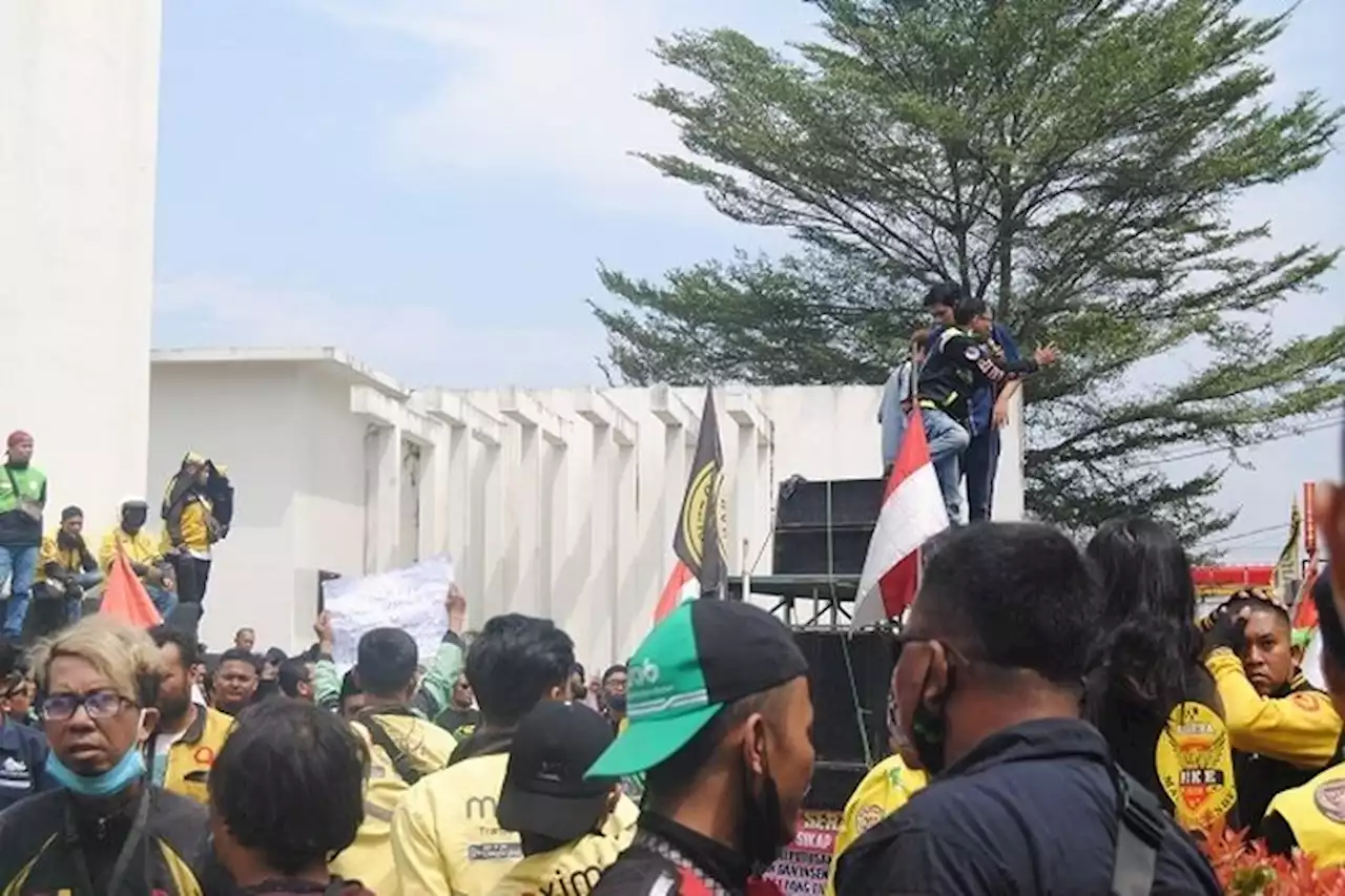 Mogok Beroperasi, Driver Ojol di Kota Serang Demo Kenaikan Harga BBM - Pikiran-Rakyat.com