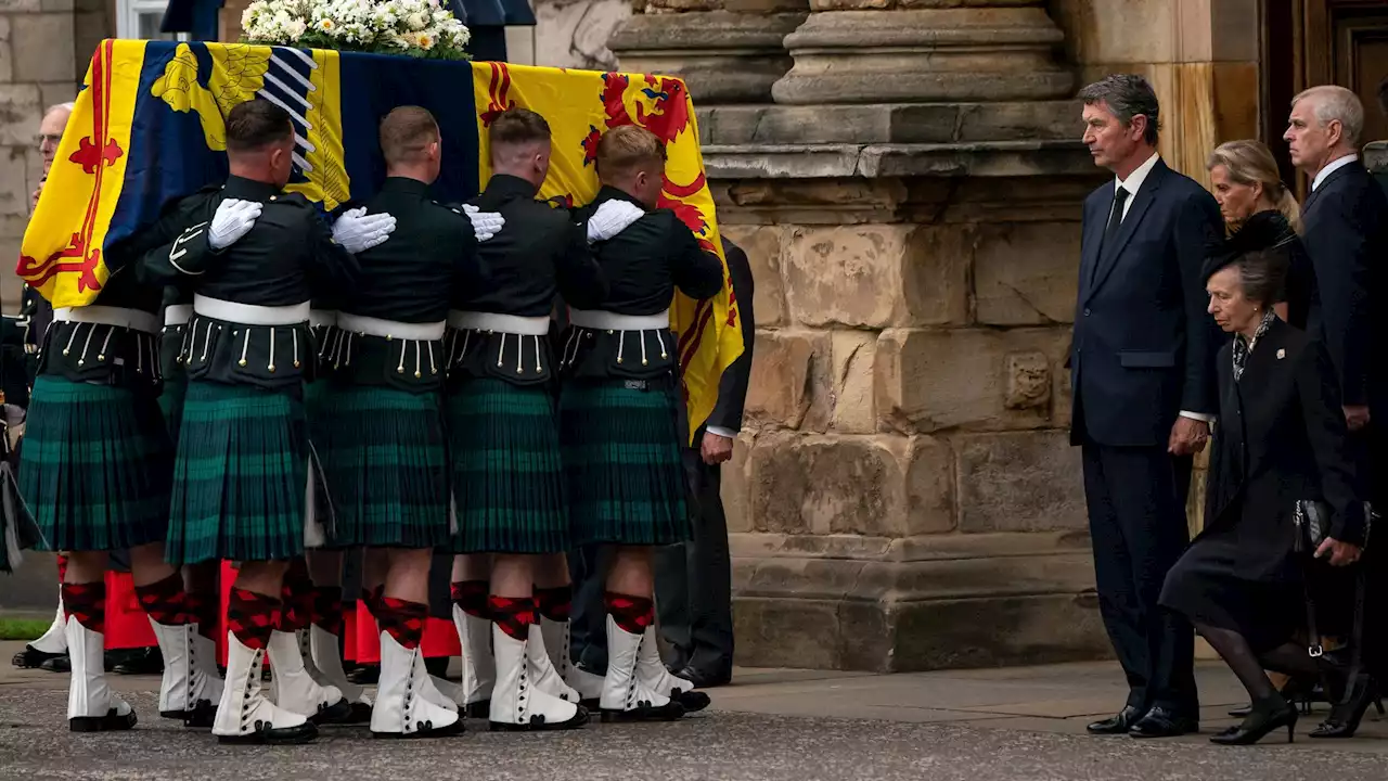 Emotionale Bilder: Anne verneigt sich vor dem Sarg der Queen