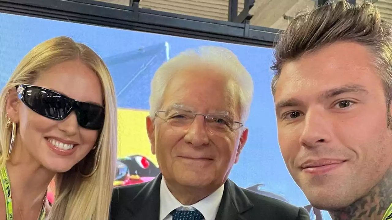 Dietro le quinte del selfie di Mattarella con Ferragni e Fedez. Rovazzi, cauto, stringe la mano