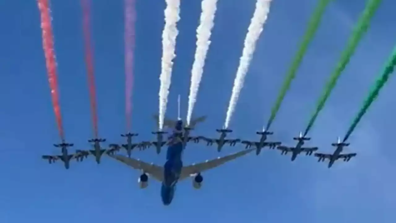 Monza, il passaggio dell'Airbus A350 dedicato a Enzo Ferrari scortato dalle Frecce Tricolori