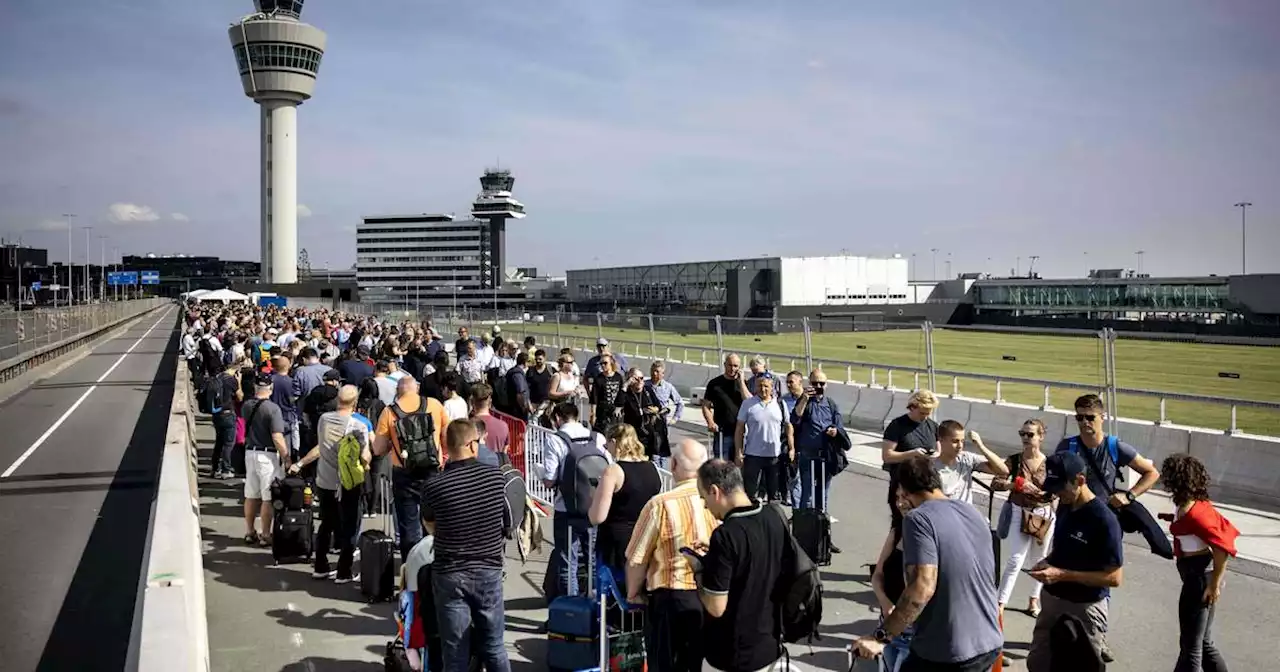 Personalmangel auch in den Niederlanden: Lange Schlangen am Amsterdamer Flughafen – Airlines sollen Flüge streichen