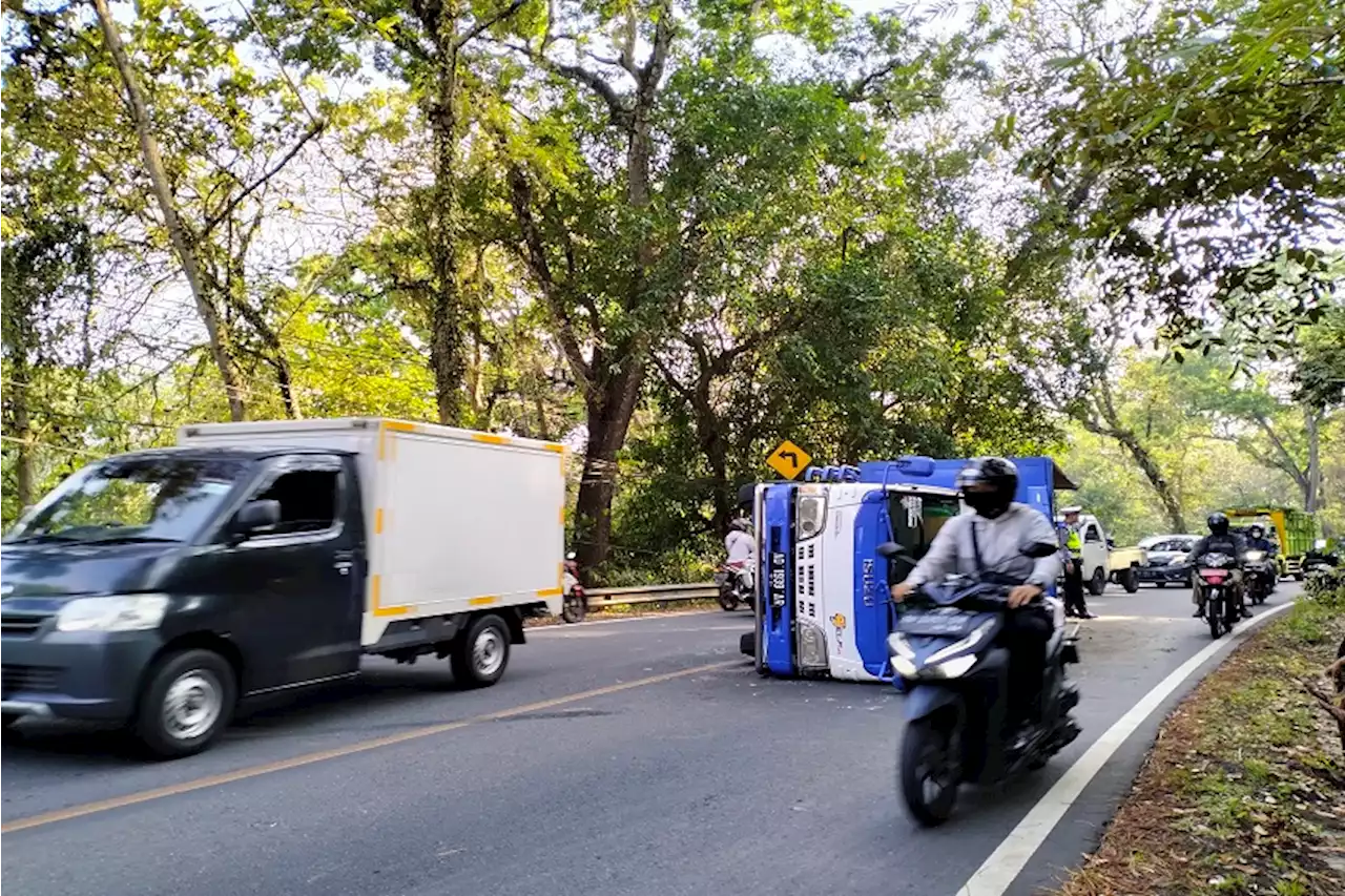 Hindari Kendaraan Lain, Dump Truk Tabrak Pembatas Jalan dan Terguling di Gunungkidul