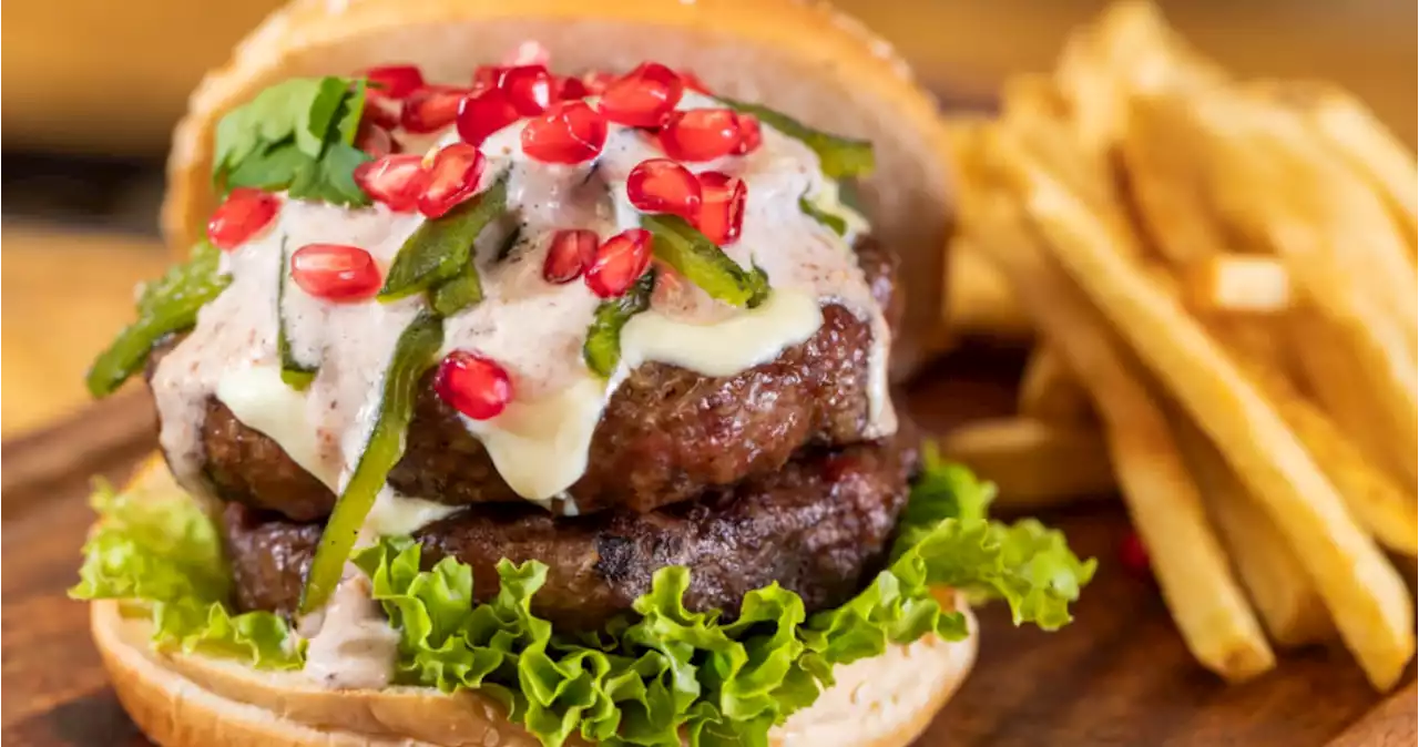 Hamburguesa con nogada y pozole de camarón en el menú del Comedor Lucerna