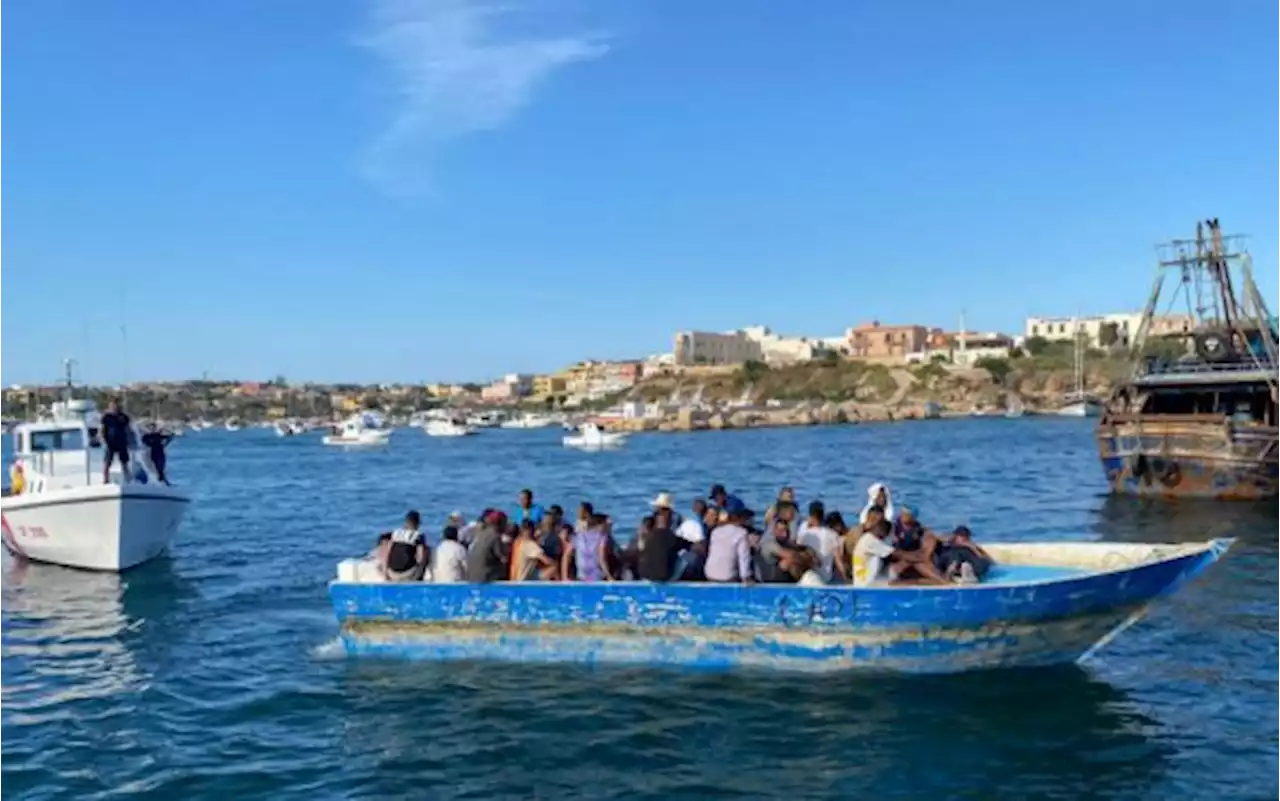 Migranti, sbarchi a Lampedusa: soccorse 93 persone nella notte