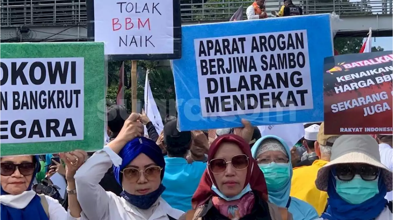 Massa PA 212 Bawa Spanduk Desak Ahok Dipecat hingga Aparat Arogan Berjiwa Sambo di Patung Kuda