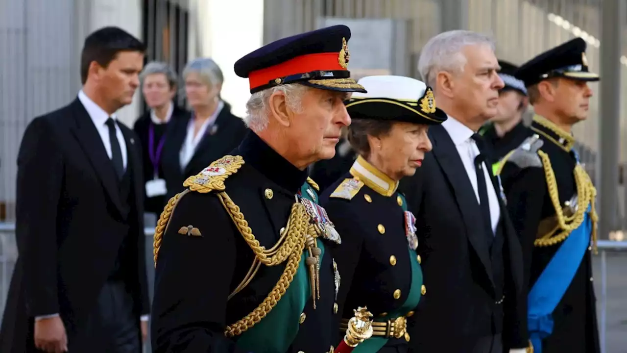 Queen: Sarg mit der Königin in der Kathedrale